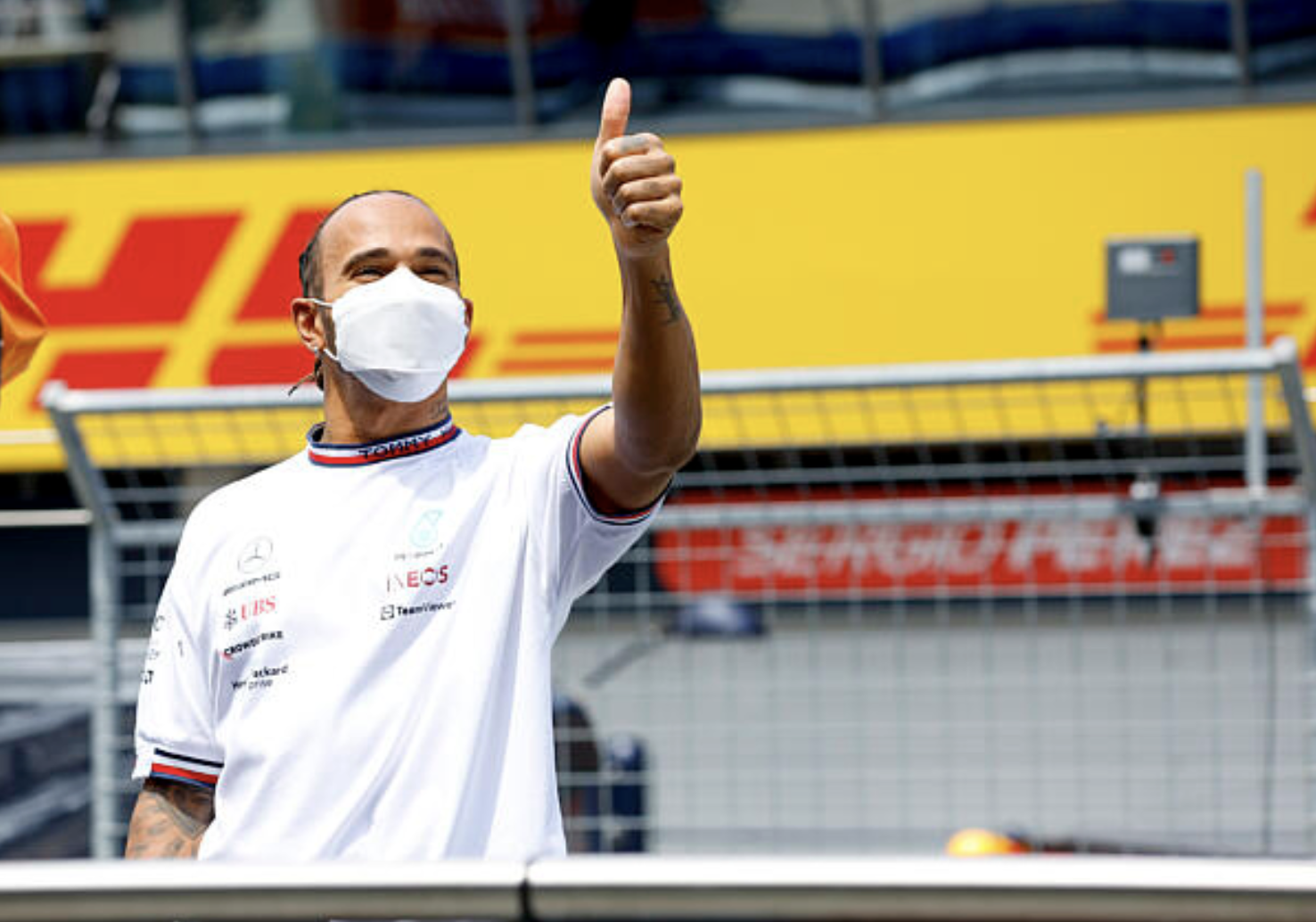  - 38 millió forintos szettben jelent meg Hamilton a paddockban (képek)